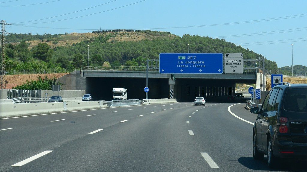12 Kalashnikov Assault Rifles Seized From Abandoned Porsche On Ap-7 Highway In Girona