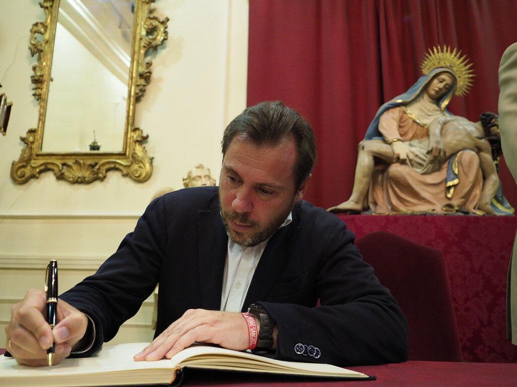 Transport Minister Óscar Puente and Madrid President Ayuso Clash Over Wildfire Management
