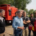 Leader of Partido Popular (PP) Alberto Núñez Feijóo with the firefighters during a fire.