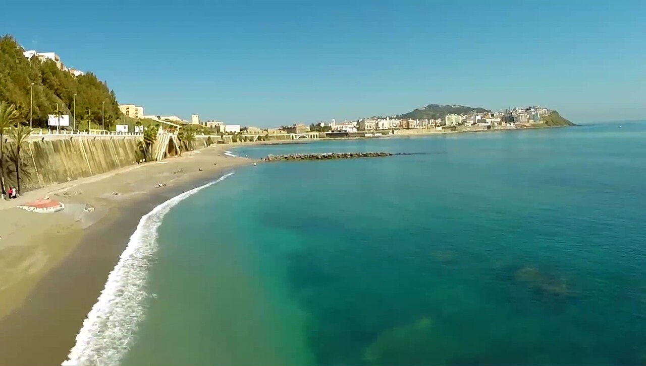 Hundreds of migrants return to Ceuta’s El Trampolín beach after second clearance and clean-up