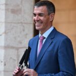 Pedro Sánchez laughs before the media after the office with H.M. the King.