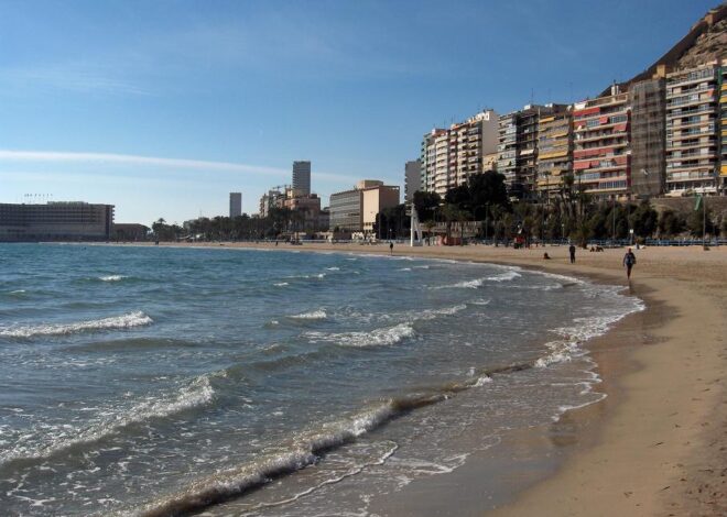 Mother prevents two Moroccan men from dragging her 4-year-old daughter into sea at Alicante beach