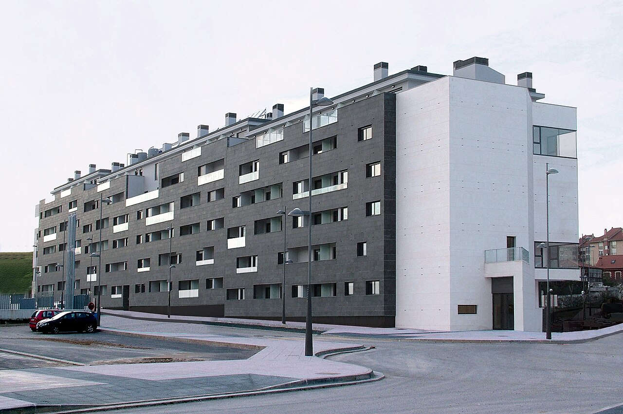 19-Year-Old Woman Illegally Occupies Public Housing in Cantabria, Claims She Paid €1,200 in Scam