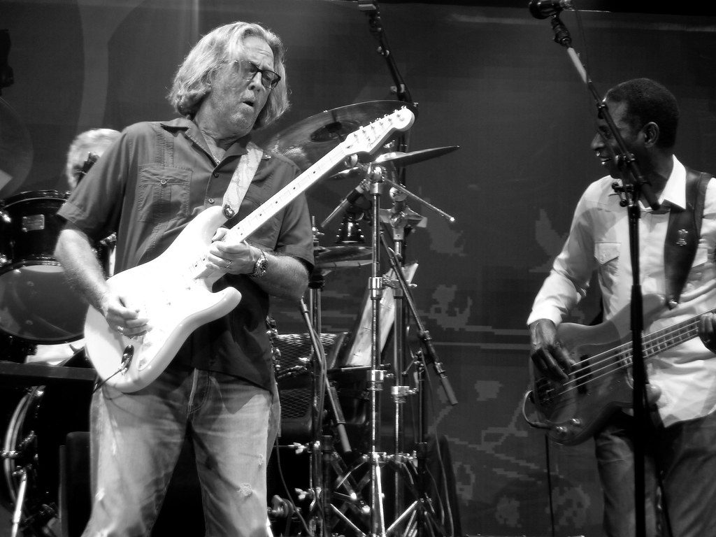 ERIC CLAPTON STRUCK BY VINYL RECORD THROWN FROM AUDIENCE DURING MADRID CONCERT