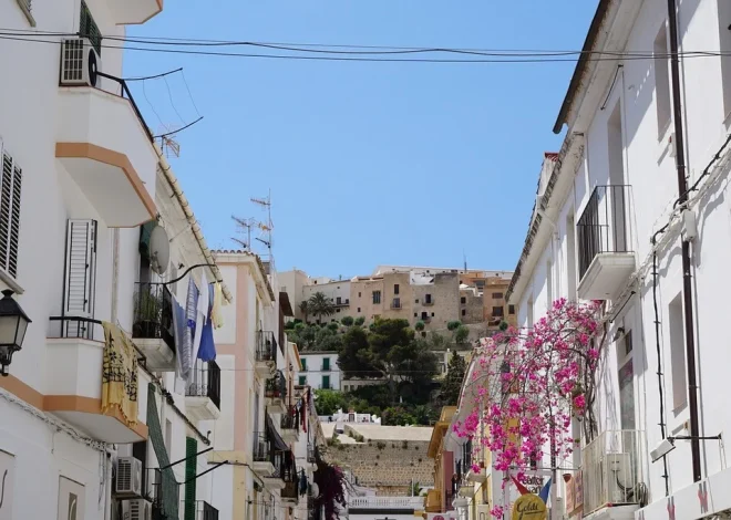 Neighbors and Police Stop Attempted Home Occupation in Ibiza