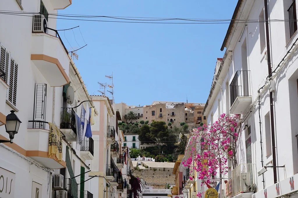 Neighbors and Police Stop Attempted Home Occupation in Ibiza