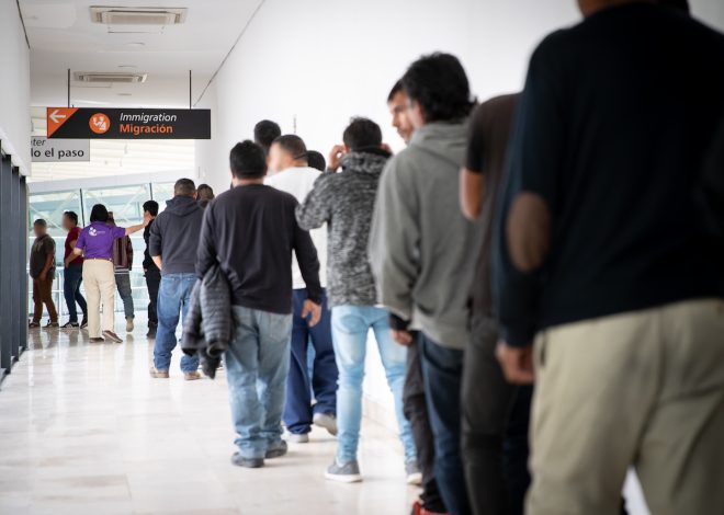 Journalist tries to interview illegal immigrants waiting to regularize their status, many of them do not speak Spanish