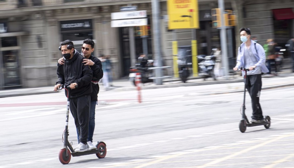 66-Year-Old Man Seriously Injured After Being Hit by E-Scooter in Madrid, Rider Flees Scene